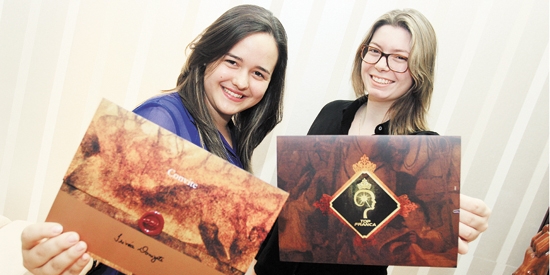 Os bonitos e sofisticados convites para a festa Top Franca 2013, que acontecerá no dia 21 de setembro, na sede social do Castelinho, já estão nas mãos das secretárias da diretoria do GCN, Brenda Oliveira Borges e Bruna Barcarolo. Ambas também estão empenh